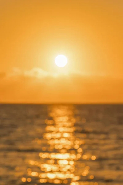 Színes Hajnal a tenger felett, Sunset. Gyönyörű varázslatos naplemente a tenger felett. Gyönyörű naplemente az óceánon. Napnyugta vízfelszín felett. függőleges fénykép. Foltos — Stock Fotó