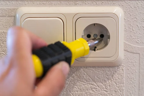 Installatie van de stopcontacten. Close-up van man elektricien de hand repareren van een stopcontact, socket in de muur. Gevaarlijk concept, hoogspanning, risico, bedrading vervanging — Stockfoto