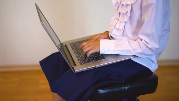 Sandalyede Oturan Dizüstü Bilgisayar Ile Çalışan Resmi Kıyafetli Genç Kız — Stok video
