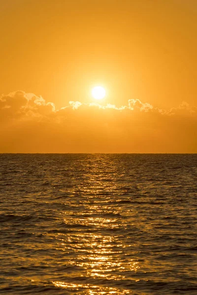 Színes dawn felett a tenger, naplemente. Gyönyörű varázslatos naplemente a tenger fölött. függőleges fénykép — Stock Fotó