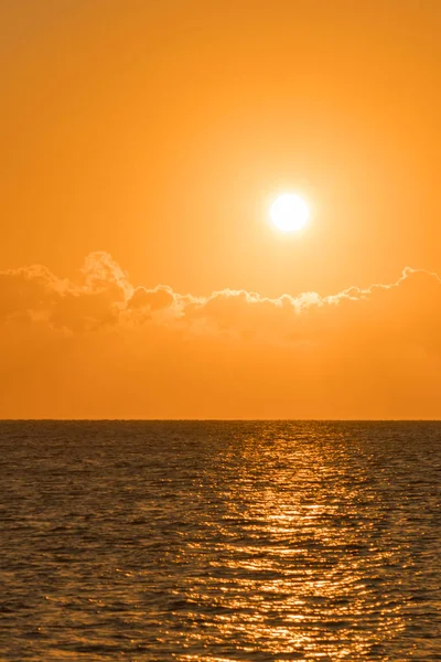 Színes Hajnal a tenger felett, Sunset. Gyönyörű varázslatos naplemente a tenger felett. Gyönyörű naplemente az óceánon. Napnyugta vízfelszín felett. függőleges fénykép. Tónusú — Stock Fotó