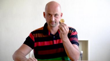 Kel adam bitcoin ve dolar gösteren, choise kavramı.