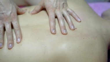 Kadın geri masaj masöz'ın elinde yakın çekim.