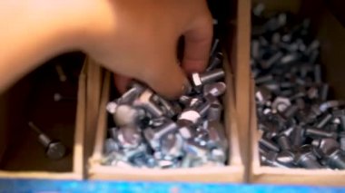 Dükkanda cıvata seçen çocuk elinin kapatılması