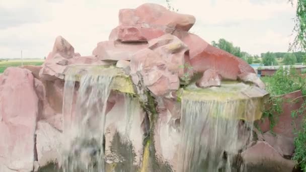 Vista Ravvicinata Della Fontana Rocce Nel Parco — Video Stock