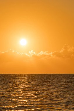 Denizde renkli şafak, Sunset. Deniz üzerinde güzel sihirli gün batımı. Okyanus üzerinde güzel gün batımı. Su yüzeyinde gün batımı. dikey fotoğraf