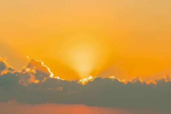 Nuvens de alcance no céu. Pôr do sol — Fotografia de Stock