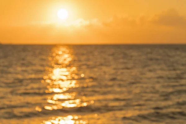 Színes Hajnal a tenger felett, Sunset. Gyönyörű varázslatos naplemente a tenger felett. Gyönyörű naplemente az óceánon. Napnyugta vízfelszín felett. Foltos — Stock Fotó