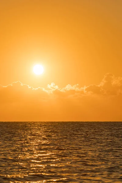 Amanhecer colorido sobre o mar, pôr-do-sol. Belo pôr do sol mágico sobre o mar. Belo pôr-do-sol sobre o oceano. Pôr do sol sobre a superfície da água. foto vertical — Fotografia de Stock