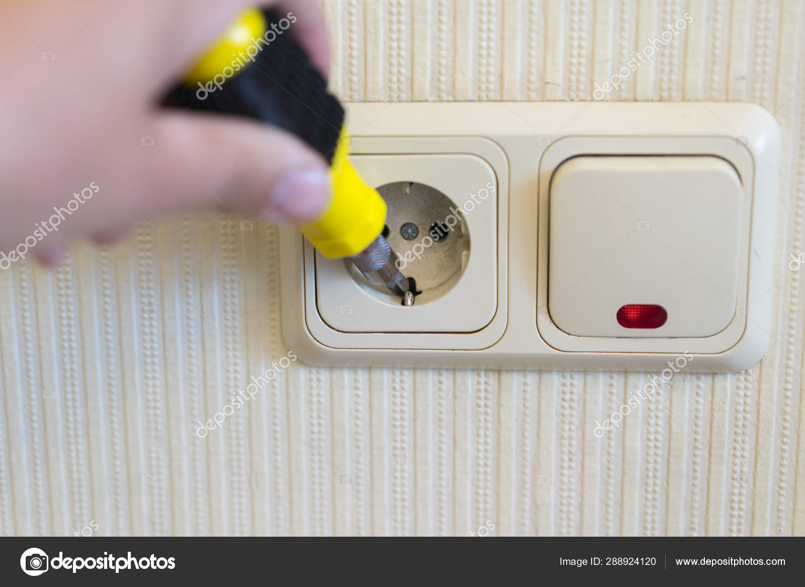 Mano De Un Electricista Para Reparar Un Enchufe De Pared Primer