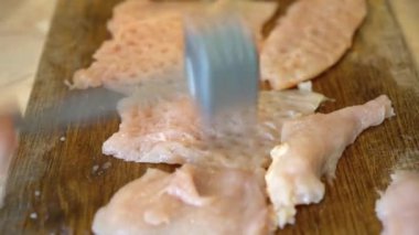 Mutfak çekiç kullanarak tavuk şnitzels yapma kadın yakın