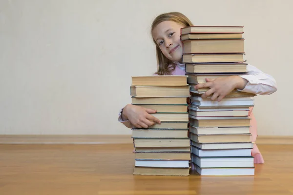 Colegiala abrazando libros. Concepto educativo. de vuelta a la escuela. espacio de copia —  Fotos de Stock