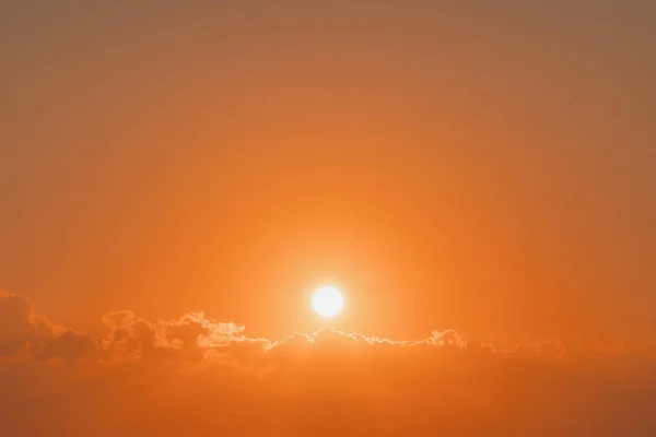 Céu de pôr-do-sol laranja. Belo céu. forte nascer do sol com forro prateado e nuvem no céu laranja — Fotografia de Stock