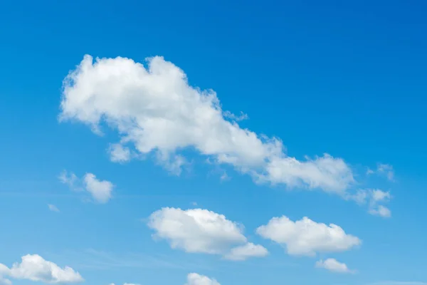 푸른 하늘에 구름. 하얀 구름이 있는 푸른 하늘 — 스톡 사진