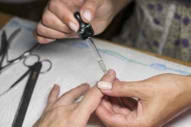 Güzellik salonunda manikür süreci, yakın. kadın çivi manikür işleme
