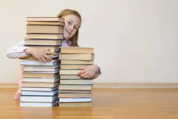 Colegiala abrazando libros. Concepto educativo. de vuelta a la escuela. espacio de copia —  Fotos de Stock