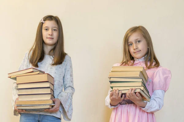 Niños con libros en sus manos —  Fotos de Stock
