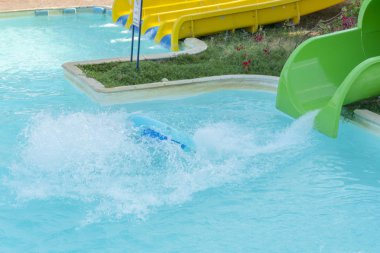 Aquapark günbatımında renkli plastik slaytlar. sürgü, su parkı