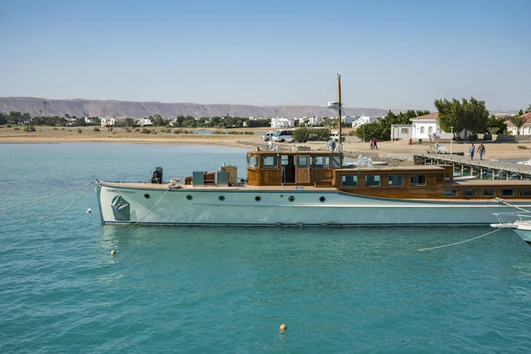 Venice Sands, Egipto. noviembre 20 2018 Hermoso yate vintage amarrado a un muelle en el Mar Rojo — Foto de Stock