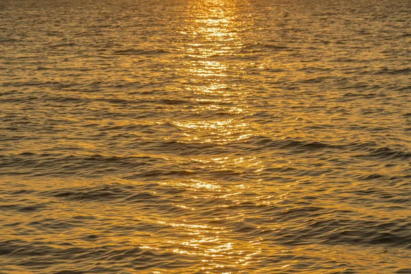 Denizde renkli şafak, Sunset. Deniz üzerinde güzel sihirli gün batımı. Okyanus üzerinde güzel gün batımı. Su yüzeyinde gün batımı — Stok fotoğraf