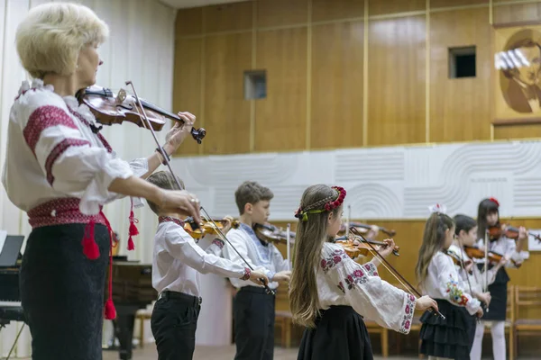 Киев, Украина. 21 января 2019 Детский скрипичный ансамбль. Дети со скрипками на сцене. Детская инициатива, маленькие таланты. Раннее развитие ребенка — стоковое фото