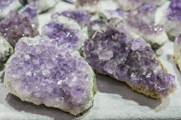 Akuamarin doğal kuvars mavi mücevher jeolojik kristalleri arka plan doku