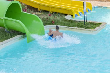 Aquapark günbatımında renkli plastik slaytlar. sürgü, su parkı