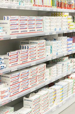 Kiev, Ukrayna - 19 Temmuz 2019: marka ve türe göre raflarda görüntülenen diş macunu. 