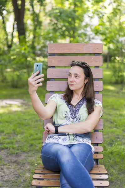 Genç kadın selfie park yapma. 