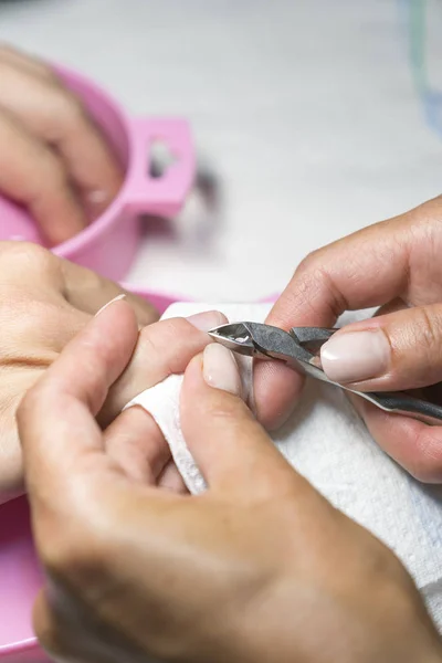 Mujer Manos Recibiendo Manicura Cuidado Uñas Procedimiento — Foto de Stock