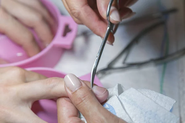 Mujer Manos Recibiendo Manicura Cuidado Uñas Procedimiento —  Fotos de Stock