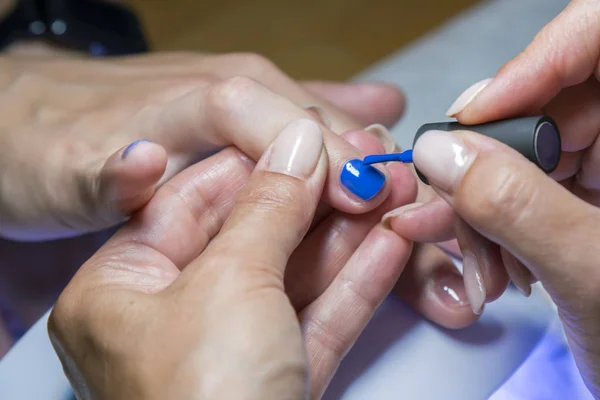 Proceso Manicura Esmalte Uñas Azul Aplicando — Foto de Stock