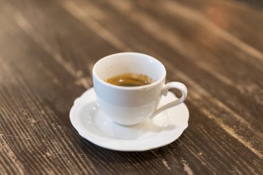 Ahşap masa üzerinde köpük kahve.