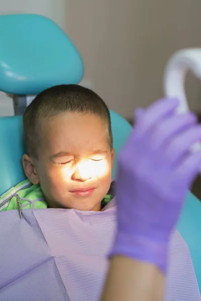 Menino Recebendo Tratamento Cadeira Dentistas Clínica Odontológica — Fotografia de Stock