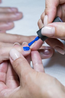 Manikür ve tırnak bakımı prosedürünü kapat.