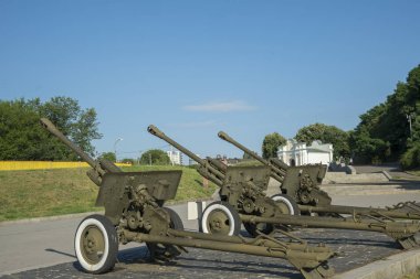 Mavi gökyüzüne karşı variller dolusu topçu. Savaş ve şiddet kavramı.