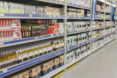 Kiev, Ukrayna - 19 Temmuz 2019: Toptan satış mağazasında bira rafları.