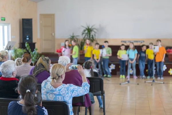 Yetenekli çocukların performansı. Çocuklar sahnede ailelerin önünde gösteri yapıyorlar..