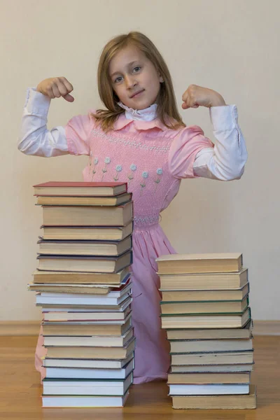 Concepto Poder Del Conocimiento Una Chica Con Montón Libros Muestra —  Fotos de Stock