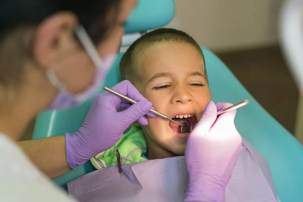 Kleiner Junge Lässt Sich Zahnarztstuhl Der Zahnklinik Behandeln — Stockfoto