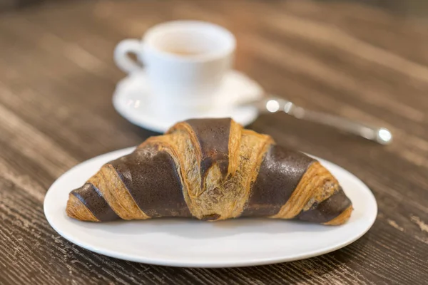 Croissant Fresco Gustoso Con Cioccolato Tazza Caffè Sfondo Legno — Foto Stock