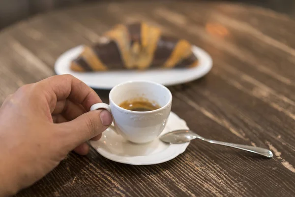 Frisches Und Schmackhaftes Croissant Mit Schokolade Und Tasse Kaffee Auf — Stockfoto