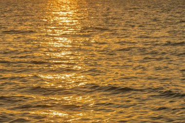 Deniz günbatımı üzerinde renkli şafak. 