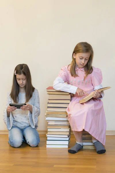 Zwei Schwestern Mit Bücherstapel Auf Dem Fußboden Zimmer — Stockfoto