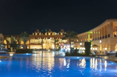 Her gece havuzlu büyük bir otel. Bulanık.