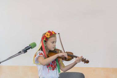 Ukrayna ulusal kostümlü kız keman çalıyor..