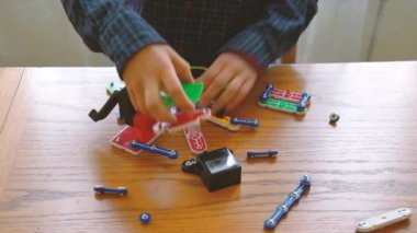 Eğitim, çocuklar, teknoloji, bilim ve fütüristik kavram. E-öğrenme. Çocuk elektronik bir inşaatçı tarafından oynanır. Entelektüel oyuncaklar. Erken kalkınma kavramı.