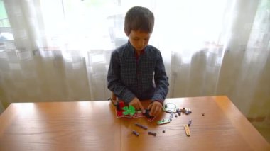 Eğitim, çocuklar, teknoloji, bilim ve fütüristik kavram. E-öğrenme. Çocuk elektronik bir inşaatçı tarafından oynanır. Entelektüel oyuncaklar. Erken kalkınma kavramı