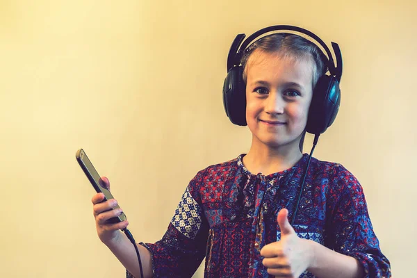 Słuchawki Dla Dziewczynek Pomocą Telefonu Kciuki Góry Stonowana — Zdjęcie stockowe