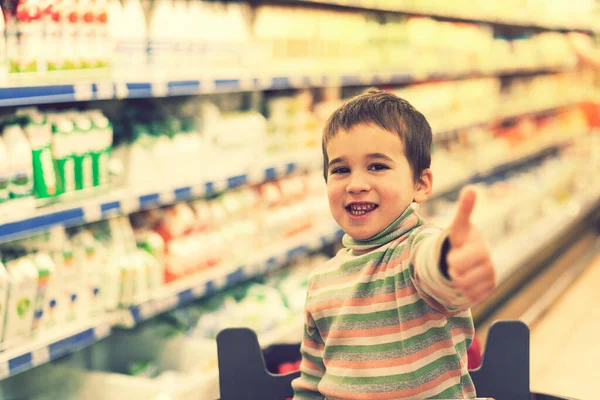 Menino Feliz Anos Supermercado Fundo Prateleiras Com Leite Iogurte Raios — Fotografia de Stock